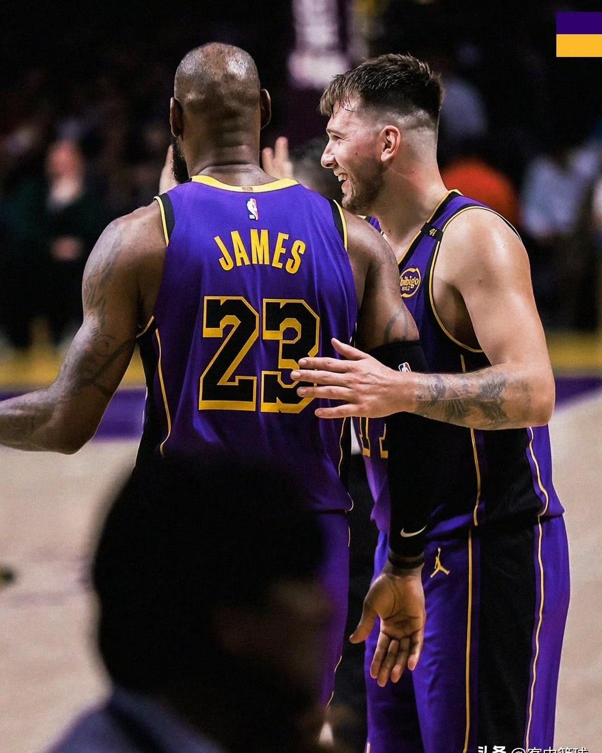 爱游戏大厅-湖人完胜雄鹿，欧文带队取胜