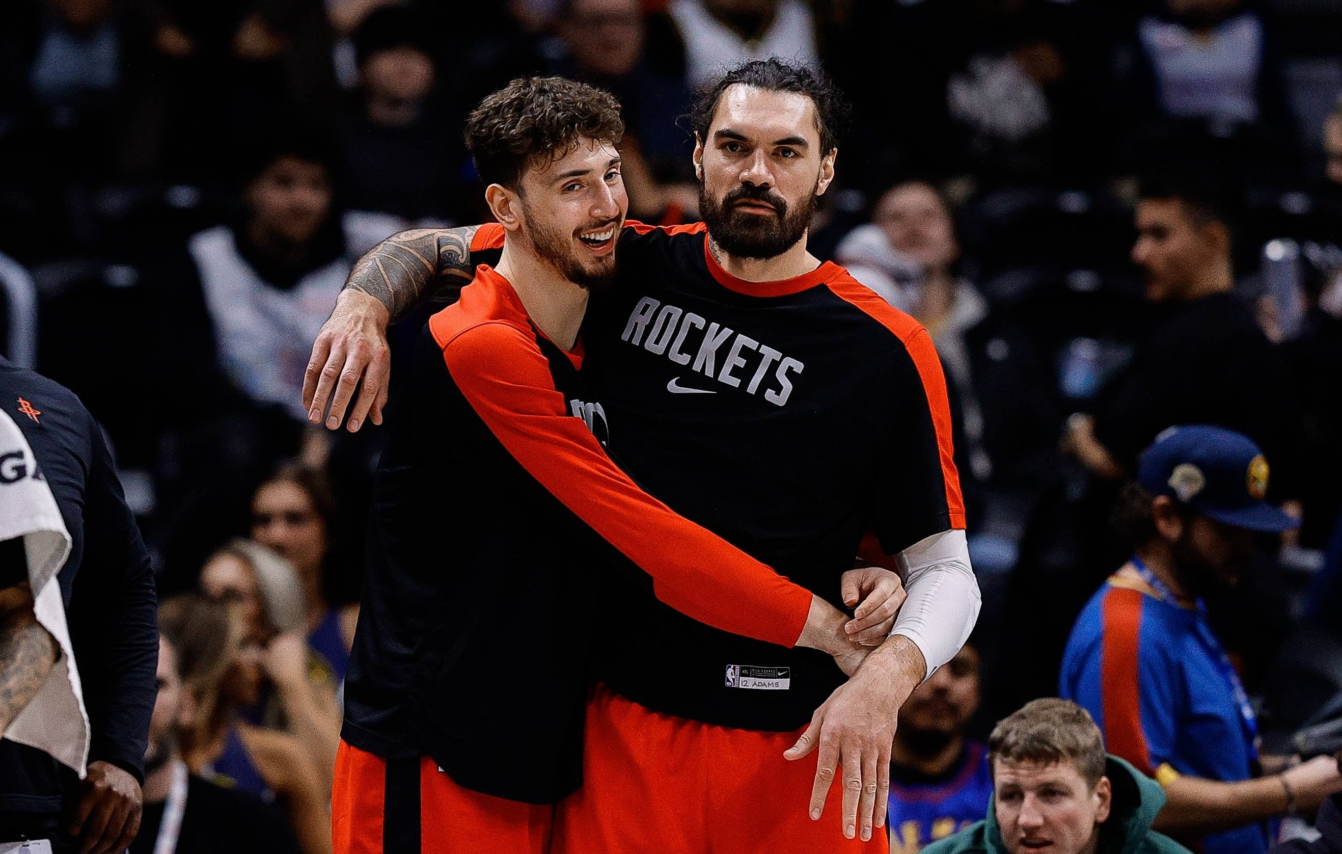 爱游戏官方-火箭横扫太阳，浓眉哥统治全场