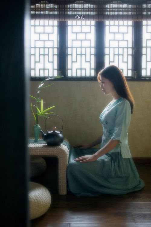 绿茵与焦土的二重奏，当足球超越边界